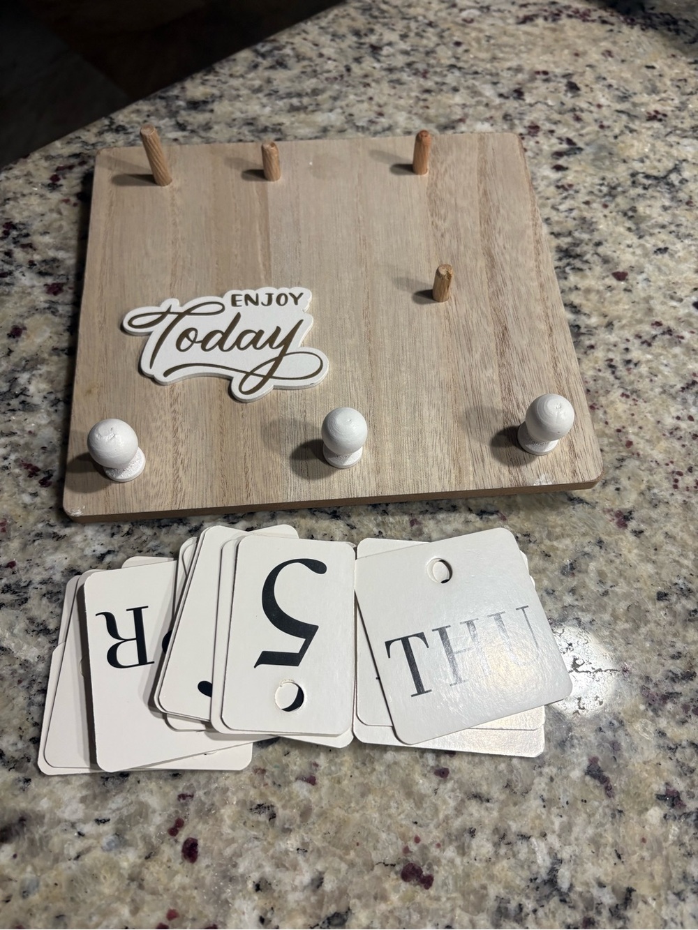 Hanging changeable wall calendar